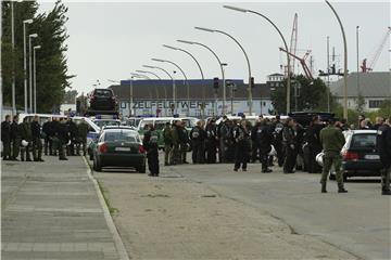 Das Thema Rocker beschäftigt die Behörden nicht erst seit gestern: Dieses Bild aus dem Jahr 2009 zeigt Mitglieder des „Gremium MC“, die von Bereitschaftspolizisten im Cuxhavener Hafengebiet abgefangen werden. Seinerzeit unterband man so ein mögliches Aufeinandertreffen der Rocker mit einer rivalisierenden Gruppe.
