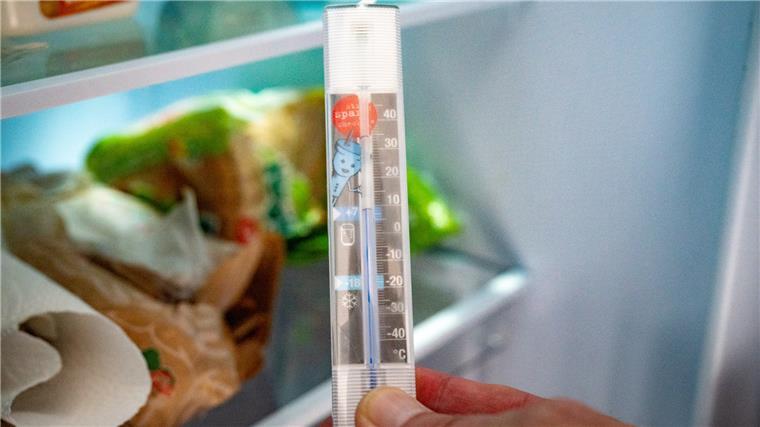 Der Stromspar-Check des Förderwerks Bremerhaven zu Besuch bei Beate Börsmann in Beverstedt. Der Kühlschrank ist mit sieben Grad genau richtig eingestellt.