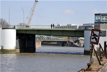Kennedybrücke mit Geestesperrwerk