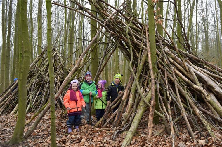 Bremerhaven: 40.000 kleine Entdecker erobern den Waldkindergarten Das Tipi aus Holz ist fast fertig: Kinder der Kita Neidenburger Straße haben im Wasserwerkswald Leherheide jede Menge Spaß.