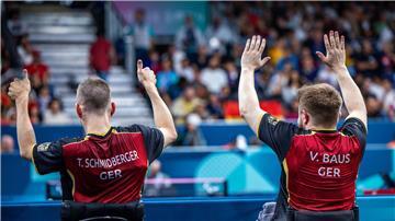 Das Tischtennis-Doppel Thomas Schmidberger (l) und Valentin Baus will auch am Samstag mit den Fans jubeln.