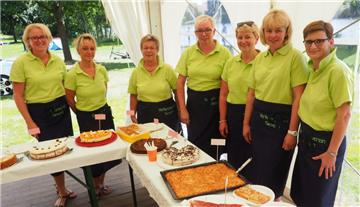 Das Tortenbuffet von den Damen des Sievener Verkehrsverein kam sehr gut an. Foto...