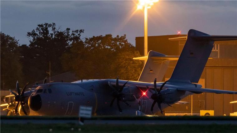Das Transportflugzeug vom Typ A400M der Bundeswehr landet auf dem Flugplatz in Wunstorf.