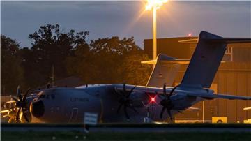 Das Transportflugzeug vom Typ A400M der Bundeswehr landet auf dem Flugplatz in Wunstorf.