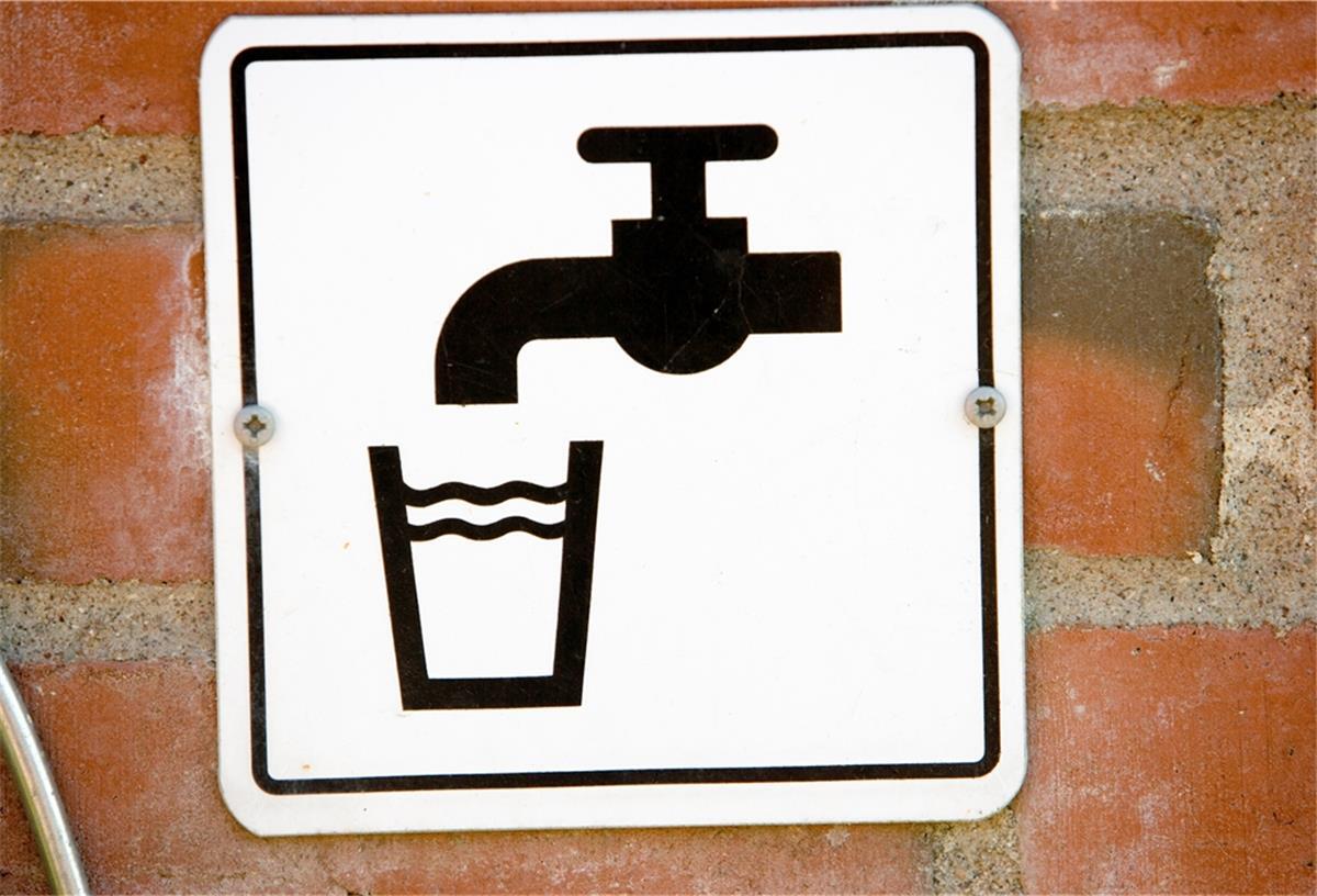SWB erhöht Preis fürs Trinkwasser Symbolfoto/Schild für Trinkwasser