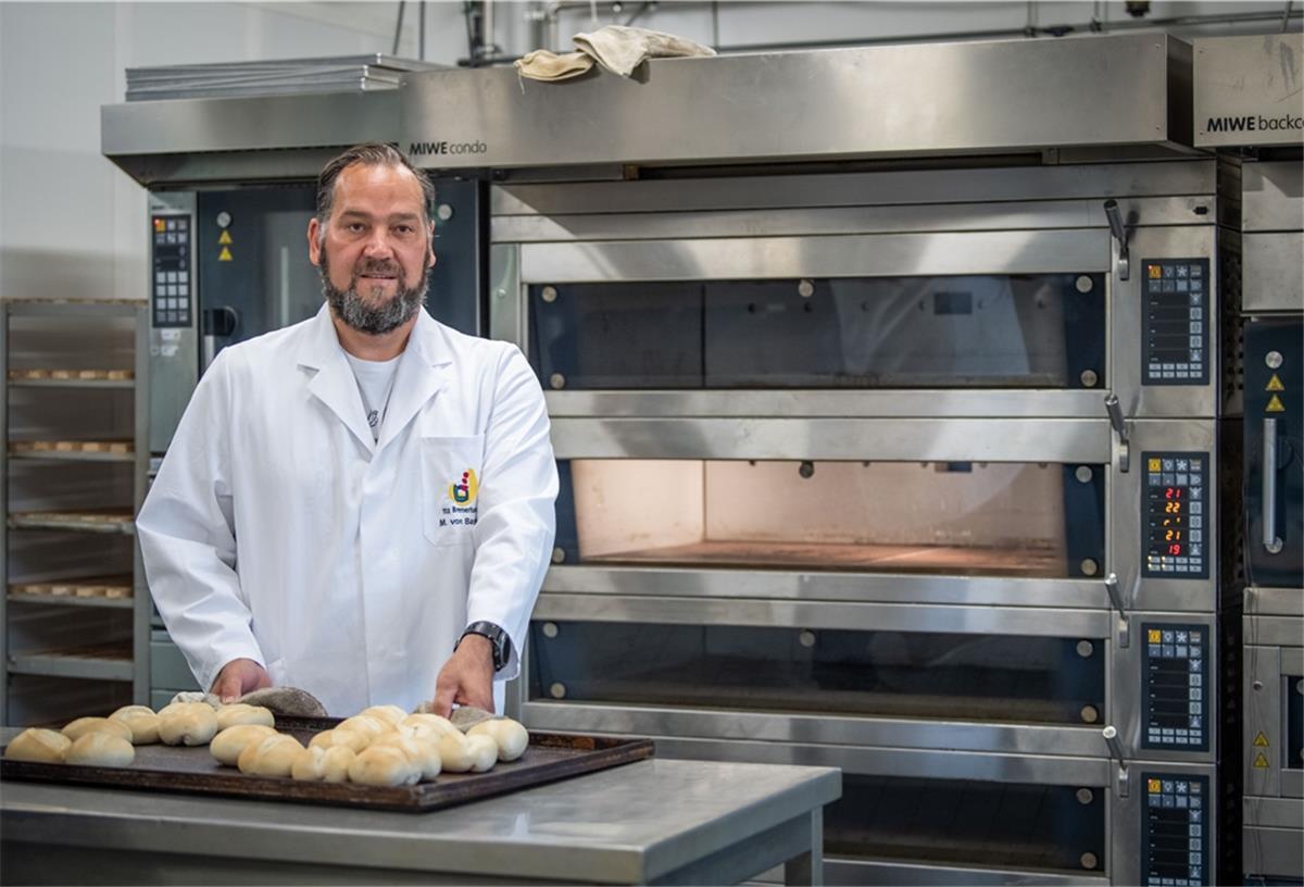 Das TTZ wirkt bei der Entwicklung von Wasserstoff-Anwendungen mit wie hier mit dem Backofen, den Markus von Bargen, technischer Leiter und Teil der TTZ-Geschäftsführung, präsentiert.