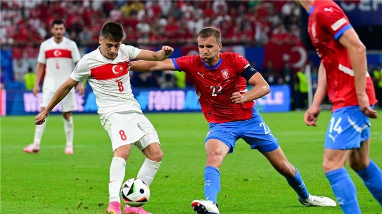 Das türkische Top-Talent Arda Güler (l) stand gegen Tschechien wieder in der Startelf.