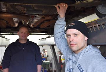 Das Tunen von Autos ist für sie eine Leidenschaft: Sebastian Fahlbusch (rechts) und der Kfz-Meister seines Vertrauens, Björn Wichmann.