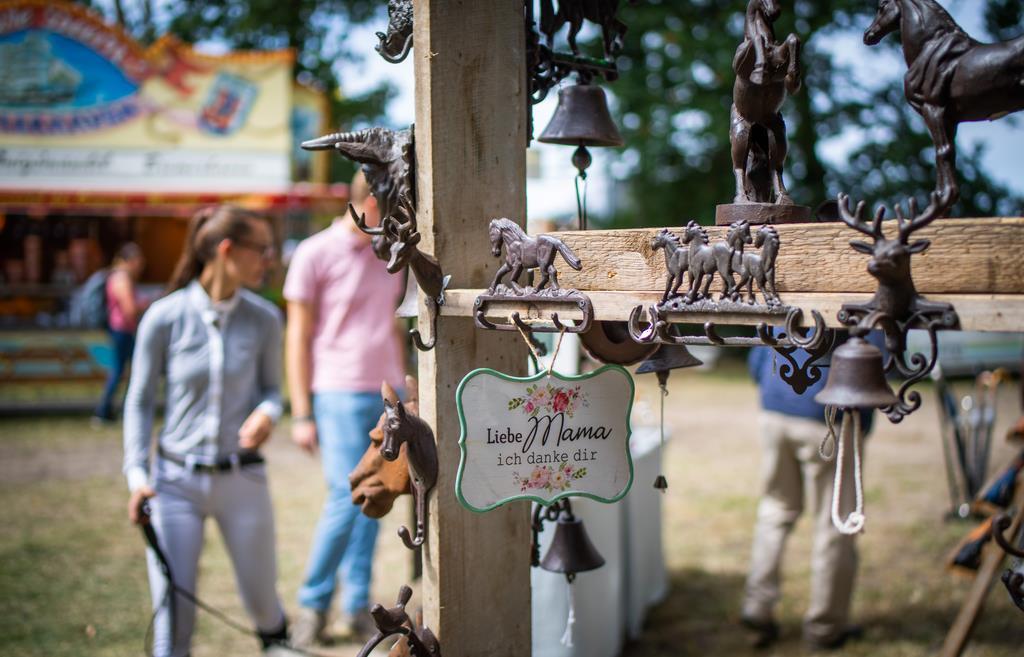 Das Turniergelände zwischen Abreiteplatz, Springen und Dressur mit Publikum und ...