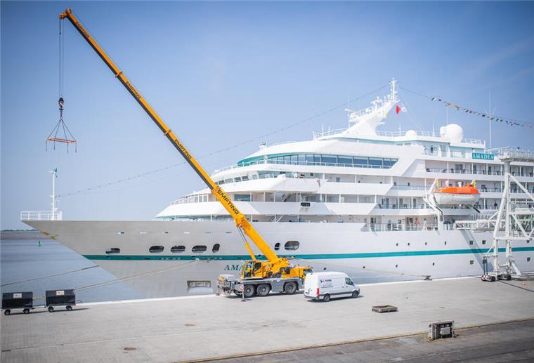 Die "Amadea" liegt in Bremerhaven an der Kaje.