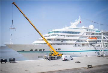 Die "Amadea" liegt in Bremerhaven an der Kaje.