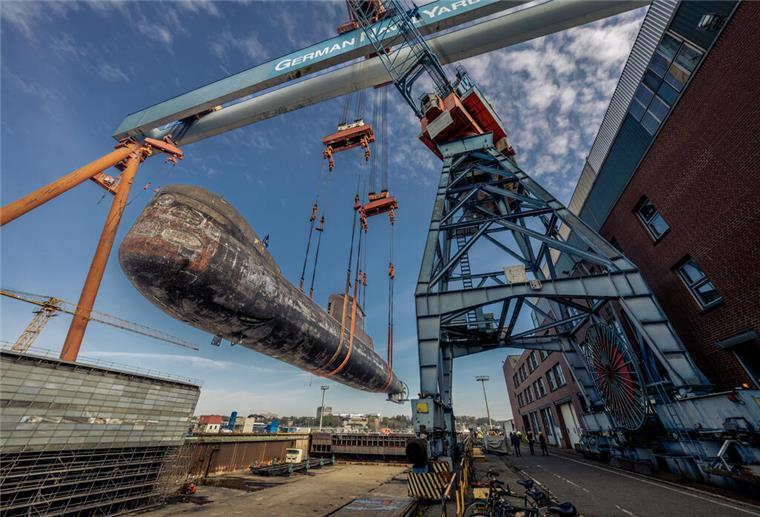 Das U-Boot U17 wird aus dem Trockendock gehoben.