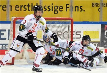 Eishockeyspieler vor dem Tor.