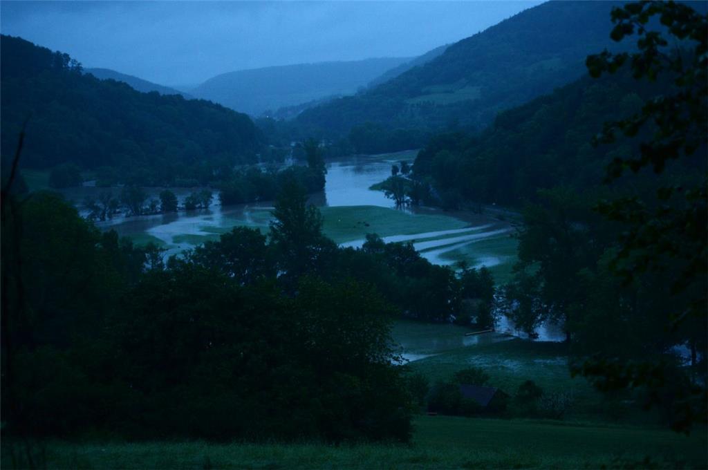 Das überflutete Kochertal bei Braunsbach gleicht einer Seenlandschaft.