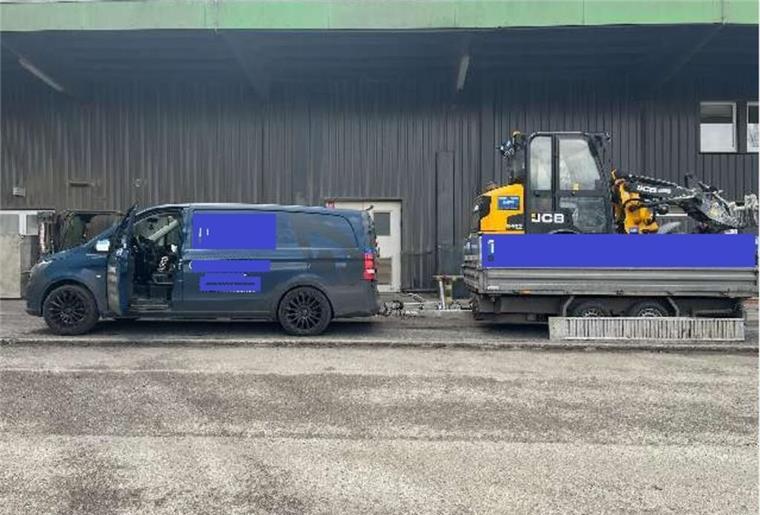 Überladen und uneinsichtig: Polizei stoppt Fahrer auf A27 gleich doppelt Ein Bus mit einem Anhänger. Auf dem Anhänger steht ein schwerer Bagger.