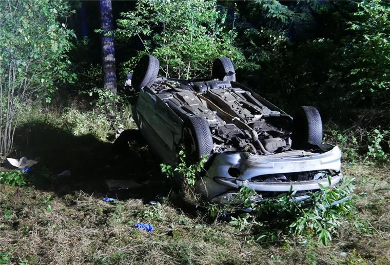 Das Unfallauto überschlug sich mehrfach und landete neben der Autobahn in einem Waldstück.