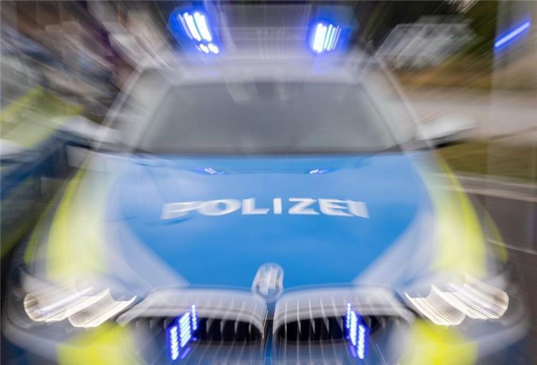 Ein Streifenwagen der Polizei mit eingeschaltetem Blaulicht.