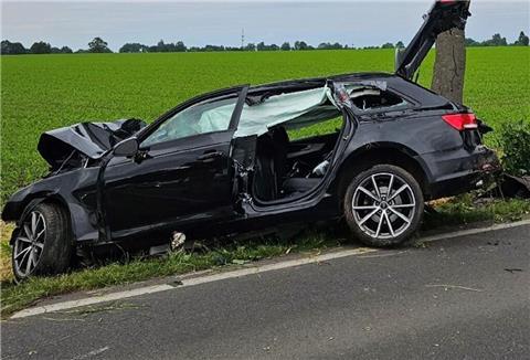 Das Unfallfahrzeug am in Mitleidenschaft gezogenen Baum.