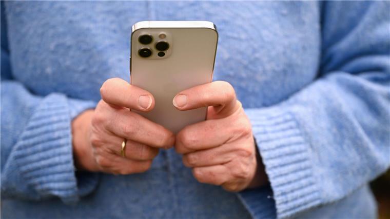 Jeder Dritte findet digitale Anwendungen zu kompliziert Das ungute Gefühl gegenüber neuen digitalen Anwendungen ist bei älteren Menschen besonders stark ausgeprägt.