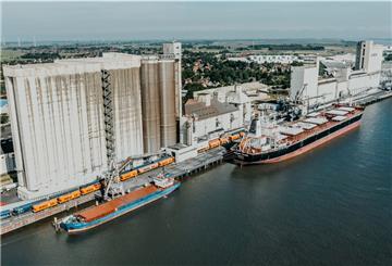 Das Unternehmen J. Müller, hier das Agrarterminal im Braker Hafen, besteht seit 200 Jahren. Es wurde am 1. Mai 1821 in Brake gegründet.