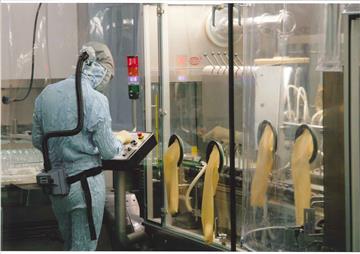 Das Unternehmen Lohmann Animal Health (AH) baut in Cuxhaven entwickelt und produziert Medikamente für Geflügel.