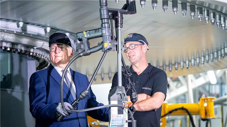 Das Unternehmen Siemens Gamesa produziert in Cuxhaven mit mehr als 1000 Arbeitern und Arbeiterinnen Maschinenhäuser für Windparks auf dem Meer. Bei einem Besuch hat sich Bundespräsident Frank-Walter Steinmeier über die Arbeit und das Werk informiert.