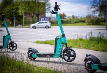 E-Scooter stehen an der Kreuzung Rheinstraße/Streßemannstraße.