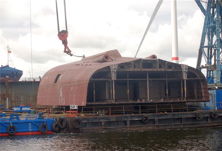 Das Unterschiff des Hecks der künftigen Fregatte. Gut zu erkennen sind die beiden Stevenrohre, durch die später die Antriebswellen zu den Schiffspropellern geführt wird.