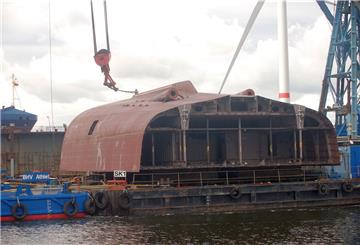 Das Unterschiff des Hecks der künftigen Fregatte. Gut zu erkennen sind die beiden Stevenrohre, durch die später die Antriebswellen zu den Schiffspropellern geführt wird.
