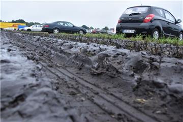 Das Unwetter hat dazu geführt, dass zahlreiche Besucher schon vorzeitig abgereis...