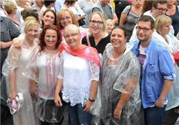 Das Unwetter kann Sarah-Connor-Fans nicht die Laune vermasseln. Foto: Heye Barth...
