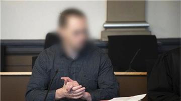 Ein Mann sitzt in einem Gerichtssaal. Sein Gesicht ist verpixelt.