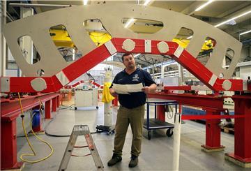 Das Vareler Flugzeugwerk bleibt Bestandteil der Airbus-Gruppe. Nach einer Restukturierung soll der Betrieb bis 2025 in die Gesellschaft Airbus Aerostructures eingegliedert werden, der auch Nordenham angehören wird.