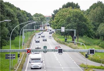 Das Verkehrsleitsystem vom Autobahnzubringer bis nach Mitte auf der Grimsbystraße. Probleme machen die Markierungsleuchtknöpfe am Boden. Foto: Hartmann