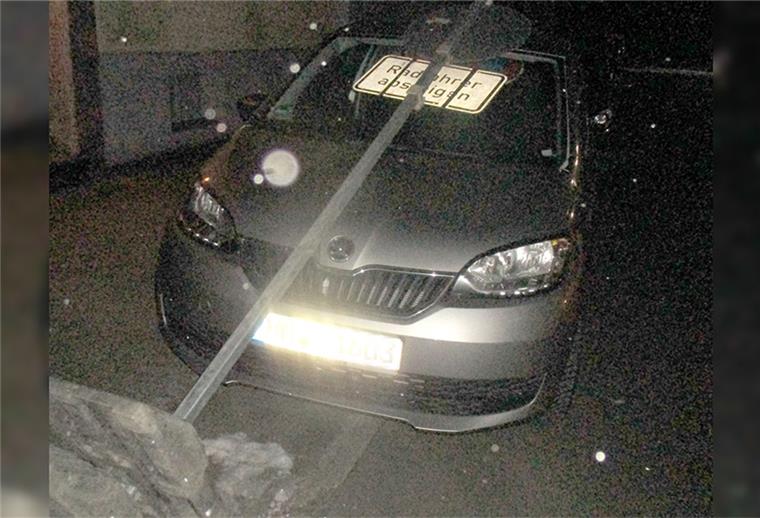 Das Verkehrszeichen landete in Bremerhaven-Lehe auf der Motorhaube eines geparkten Autos.