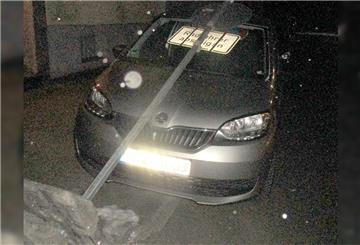 Das Verkehrszeichen landete in Bremerhaven-Lehe auf der Motorhaube eines geparkten Autos.