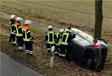 Das verunglückte Auto kam auf der Seite liegend an einem Baum zum Stillstand.