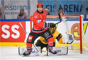 Das vierte CHL-Spiel der Fischtown Pinguins gegen die Rouen Dragons in der Eisarena. Wejse beim Screening.