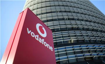 Das Vodafone-Logo steht vor der Vodafone-Deutschland-Zentrale. 