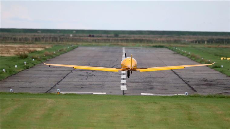 Das vollelektrische Ultraleicht-Flugzeug „Elektra Trainer“ landet auf dem Flugplatz der Insel Norderney.