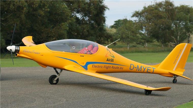 Das vollelektrische Ultraleicht-Flugzeug „Elektra Trainer“ steht am Flugplatz der Insel Norderney.