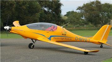 Das vollelektrische Ultraleicht-Flugzeug „Elektra Trainer“ steht am Flugplatz der Insel Norderney.