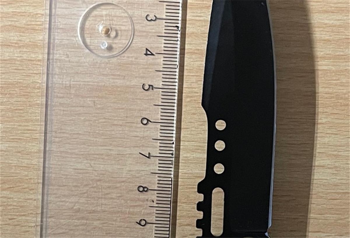 Das von der Polizei sichergestellte verbotene Springmesser hatte eine Länge von mehr als zehn Zentimetern.