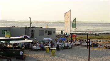 Das von Sturm und Wellen zerstörte Strandcafé war ein beliebter  Treffpunkt.  Auf den sollen Besucher nicht verzichten müssen. 