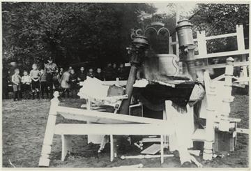 Das von Zevener SA-Männern aus dem Hause Neugarten entfernte und zertrümmerte Synagogenmobiliar wird am 10. März 1938 auf dem Marktplatz aufgeschichtet und angezündet. Unter anderem Kinder aus der benachbarten Volksschule werden Zeugen der Verbrennung. 