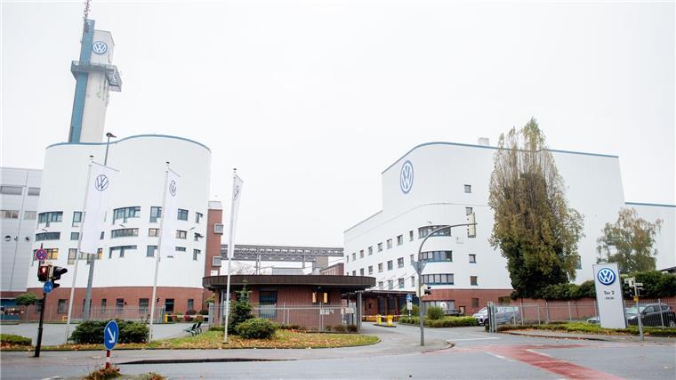 Sorgen um Werk Osnabrück: VW informiert Landtagsausschuss Das VW-Werk Osnabrück sucht nach dem Ende der Cabrio-Produktion 2027 eine neue Perspektive. (Archivbild)