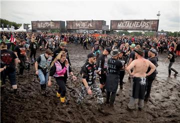 Metal-Fans warten an einem der Eingänge auf die Öffnung des Festivalgeländes.