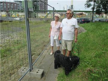 "Das wär ein so schöner Spazierweg von der Stadt bis zum Campingplatz", seufzen Dieter und Gisela Rink aus Bad Pyrmont. "Aber da mag man sich auch nicht hinsetzen und die Aussicht genießen."