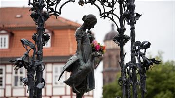Das Wahrzeichen der Stadt Göttingen, das Gänseliesel am Gänseliesel-Brunnen auf dem Marktplatz.