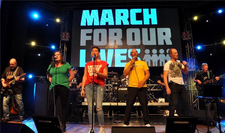 Zum 30. Geburtstag gibt Prime Time ein mitreißendes Konzert Das war eine Geburtstagsfeier, wie sie nicht besser hätte sein können. Mehr als drei Stunden stand Prime Time auf der Bühne und begeisterte das Publikum mit mitreißender Musik.